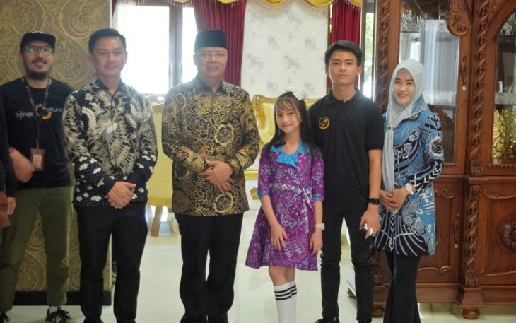Gubernur Bengkulu bersama penyanyi cilik sekaligus youtuber Bengkulu, Nessa Sandia.