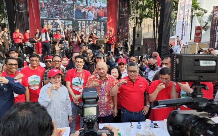 Puan Maharani saat pecahkan rekor MURI sulang kopi di Jakarta 