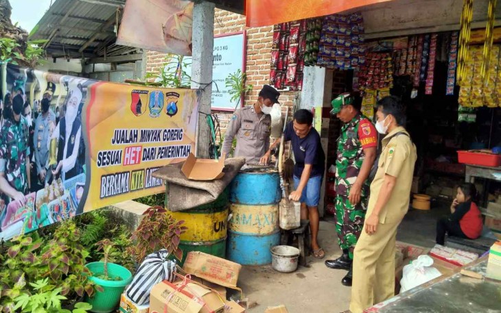 Cek langsung harga migor curah di pasar tradisional 