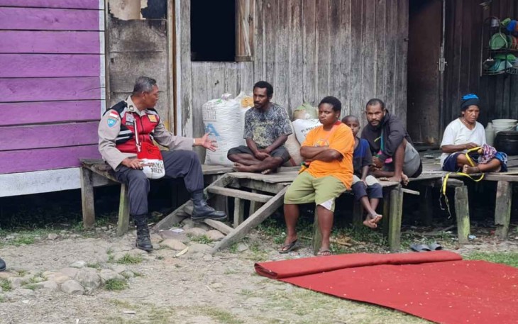 Iptu Sabtuwadji dengan humanis menyampaikan pesan kamtibmas ke warga kampung Arinkop