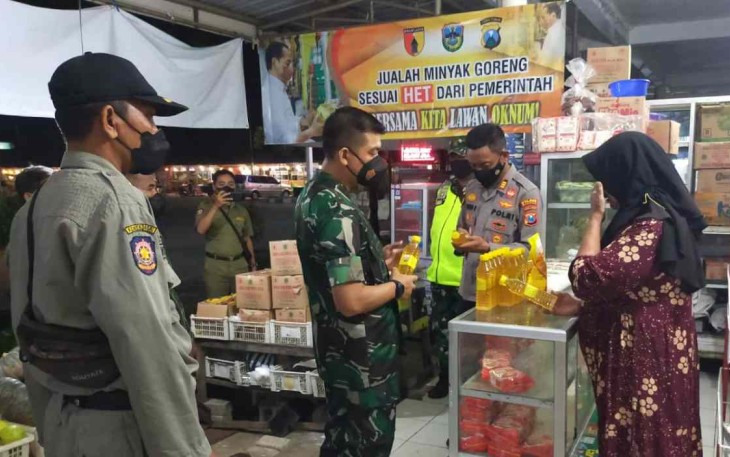 Dandim Pacitan terjun langsung cek harga migor di pasar Minulyo 