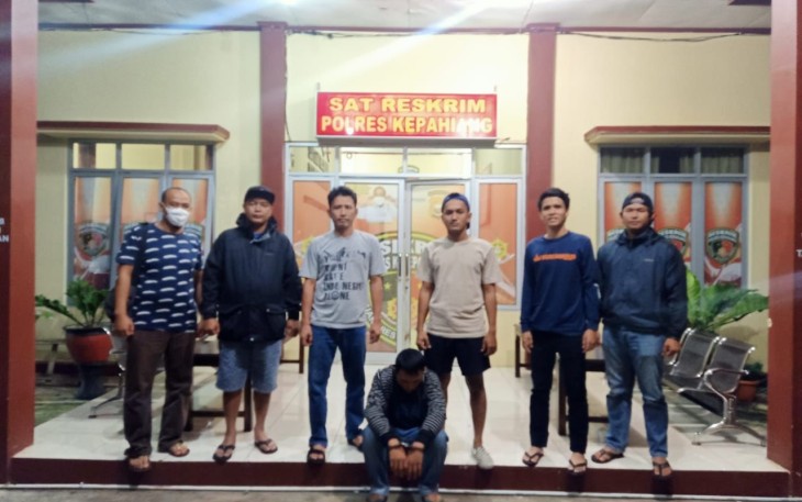 Tim Opsnal Macan Gading bersama tersangka penggelapan motor.