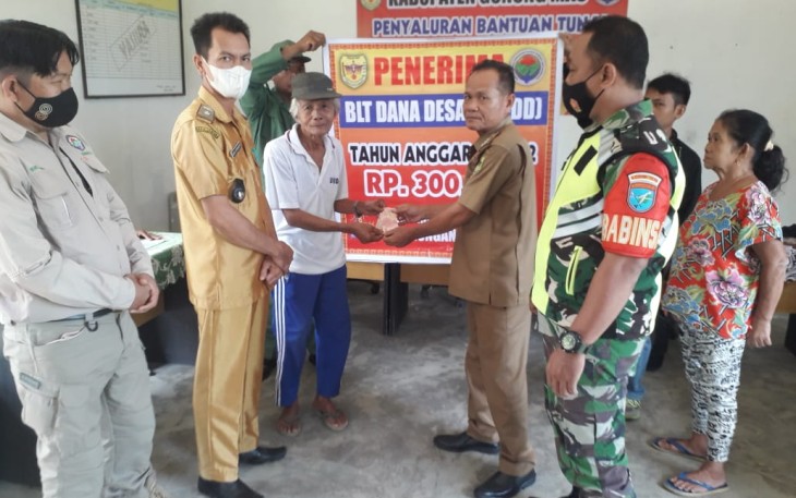 Penyaluran BLT-DD di Balai Desa Mangkawuk, Kecamatan Rungan Barat, Kabupaten Gunung Mas.