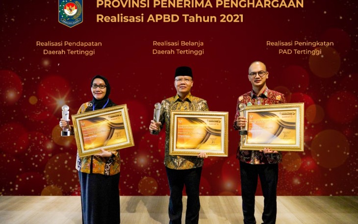 Foto: Gubernur Bengkulu (tengah), saat menerima penghargaan.