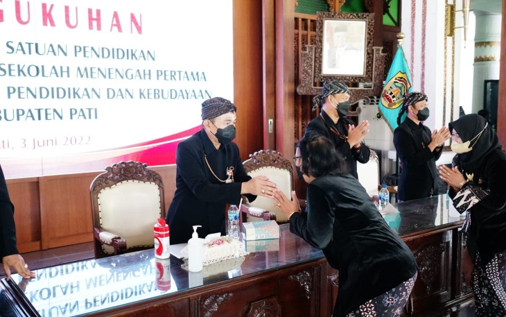 Bupati Haryanto mengukuhkan kepala sekolah setingkat SD dan SMP