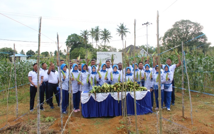 Lanal Dabo Singkep melalui Jalasenastri saat panen jagung, tomat dan mentimun, Jumat (3/6/2022).