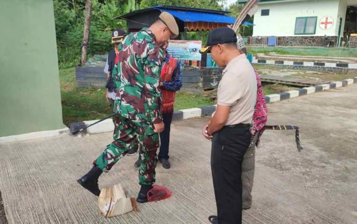 Dansatgas saat prosesi adat menginjak telur penerimaan di perbatasan 