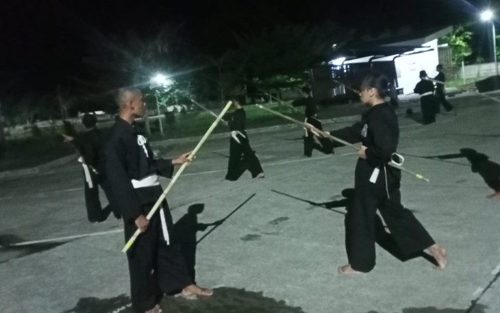 Latihan pencak silat bersama masyarakat di perbatasan 