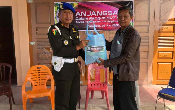 Kapten Cpm Dwi Darsono saat memberikan tali asih