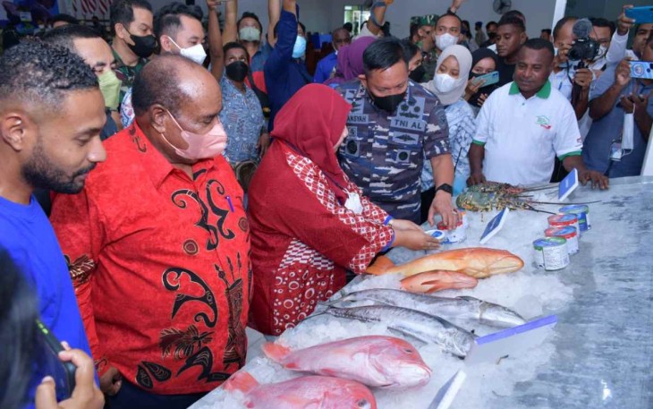 Pangkoarmada III saat melihat hasil olahan produk perikanan