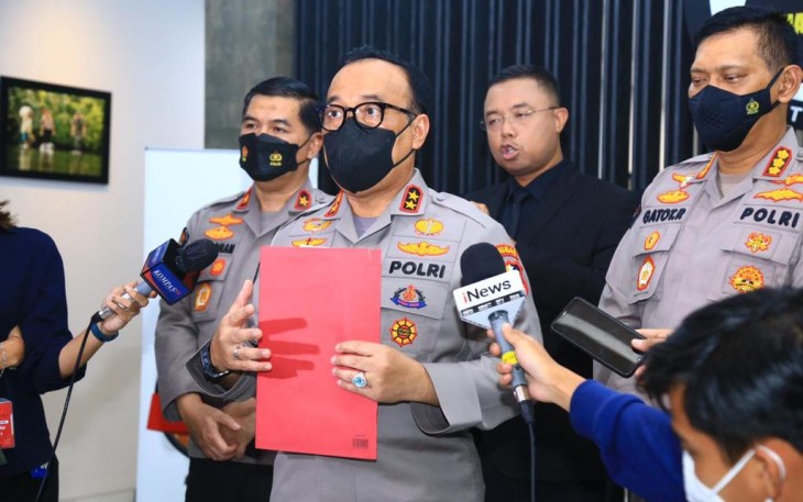 Kadiv Humas Polri saat memberikan keterangan pers terkait dugaan buronan di Indonesia