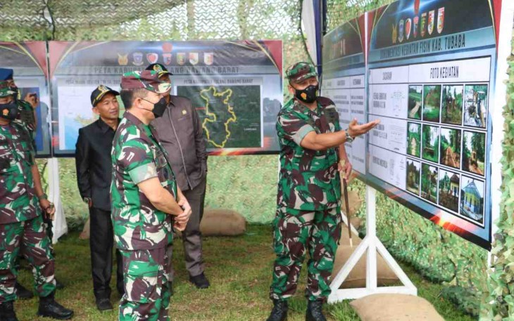 Kas Koopsud I saat menerima pemaparan serbuan teritorial TNI