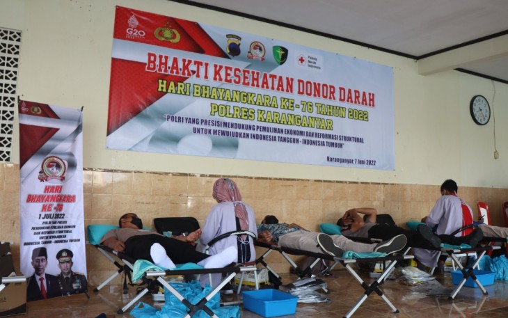 Kegiatan donor darah menyambut Hari Bhayangkara ke-76, di Aula Januraga Polres Karanganyar, Selasa (7/6/2022) pagi.