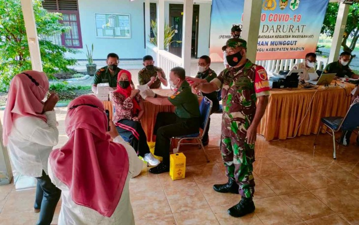 Serbuan vaksinasi Kodim Madiun di Kelurahan Munggut