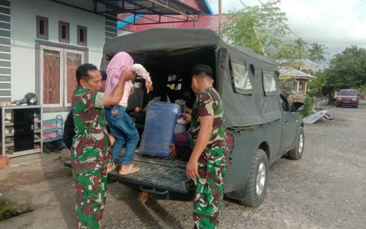 Personel Koramil 04/Malunda evakuasi warga ke lokasi pengungsian