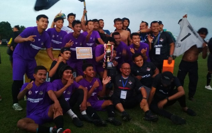 Para pemain dan tim official Sandung Riwut FC foto bersama usai menjuarai Liga Internal Askab PSSI Karanganyar, Rabu (8/6/2022).