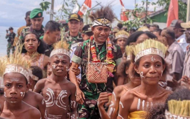 Sukacita masyarakat Mamisi sambut Pangdam Kasuari di lokasi TMMD 