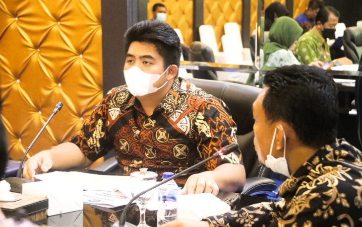 Plt Bupati Bintan, Roby Kurniawan, saat memimpin rapat pembahasan Popda, Kamis (8/6/2022).