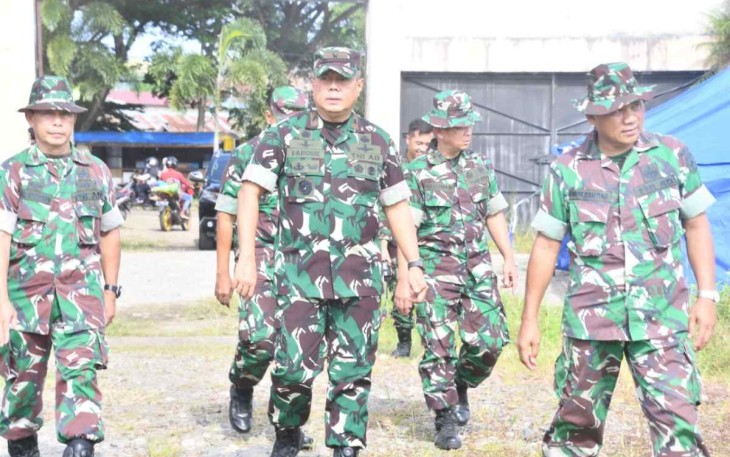 Danrem saat meninjau lokasi pengungsian gempa Mamuju