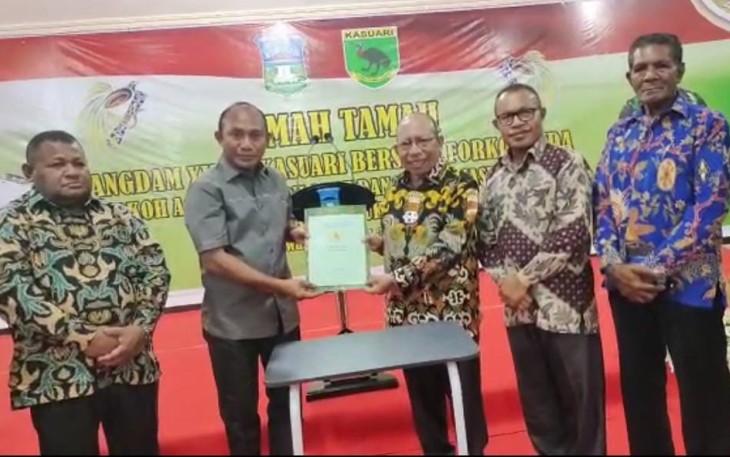 Pangdam Kasuari saat menerima sertifikat hak milik tanah persiapan Kodim Teluk Bintuni dari Bupati Teluk Wondama 