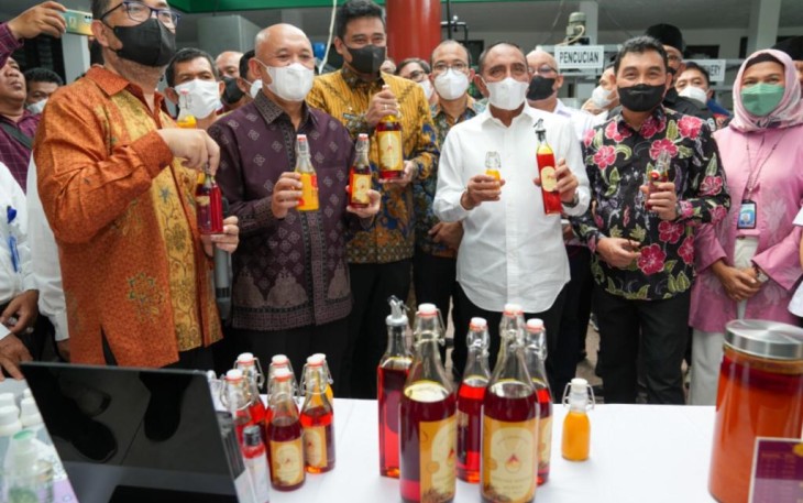 Menteri Teten (batik ungu) saat mengunjungi pabrik pengolahan minyak makan merah di Medan