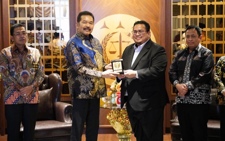 Jaksa Agung RI saat menerima cenderamata dari Komisioner Bawaslu RI