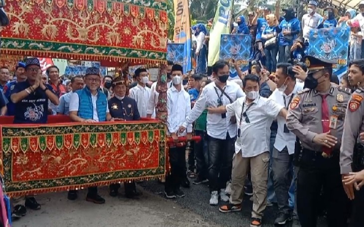 Menteri Sandiaga Uno saat tiba di lokasi Krui Pro.