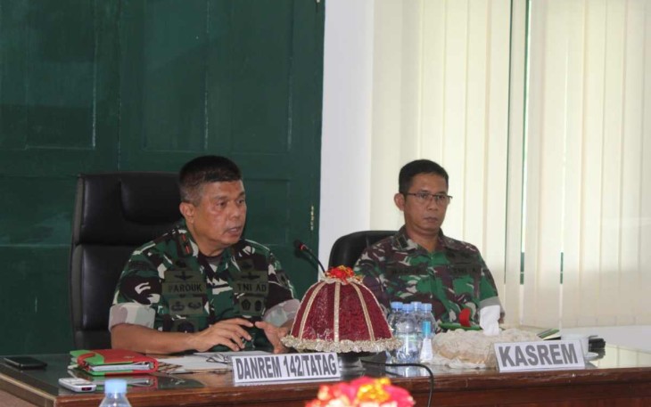 Danrem 142/Tatag saat memimpin rapat pasca gempa