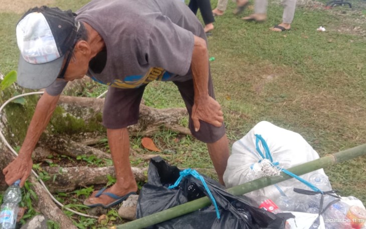Kakek Santo saat memungut sampah