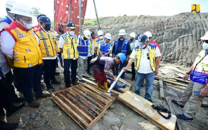 Menteri Basuki saat tinjau pembangunan jalan tol Cisumdawu 