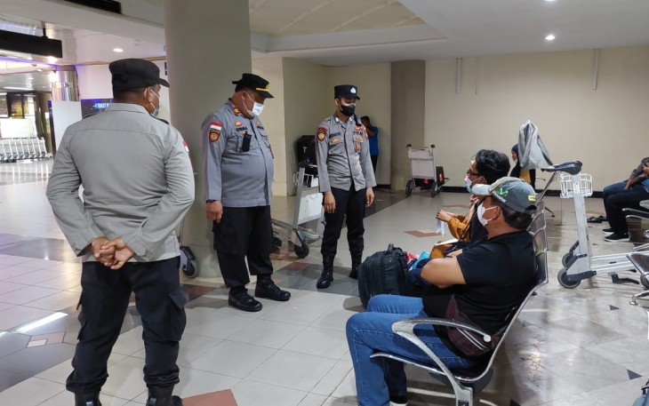 Polsek Kawasan Bandara Hang Nadim saat Memberikan Himbauan Pencegahan Covic - 19 di Seputaran Terminal Keberangkatan dan Kedatangan