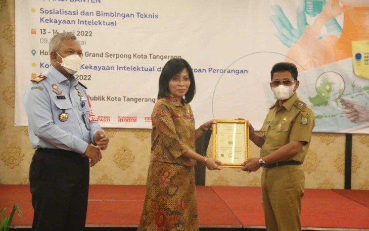 Mien Usihen saat memberikan sertifikat ke DJKI wilayah Kota Tangerang 