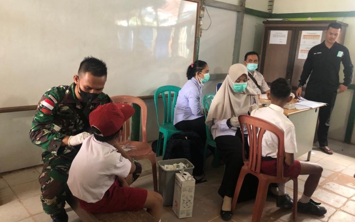 Kolaborasi satgas Yonif 645/Gty gelar Imunisasi campak bersama puskesmas Entikong