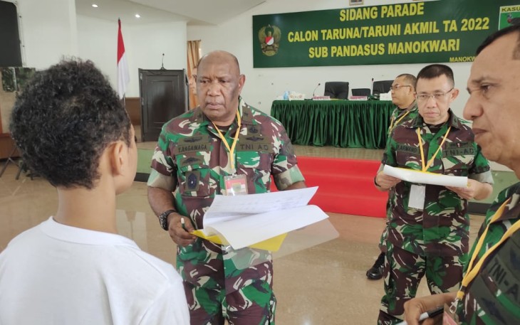 Kasdam XVIII/Kasuari saat penilaian catar akmil