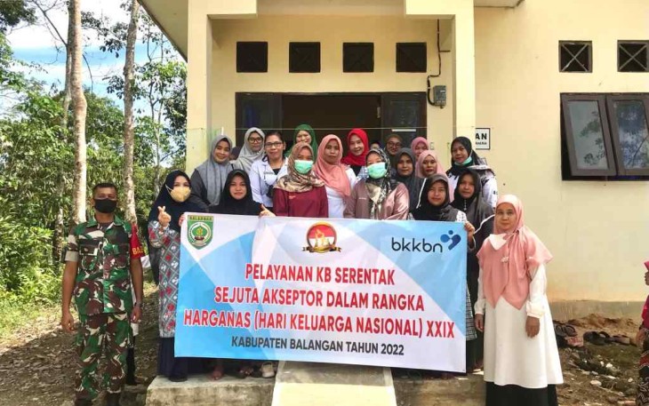 Foto bersama usai pelayanan KB serentak di desa Inan