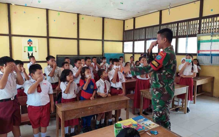 Antusias siswa saat menerima pengajaran personel Satgas Pamtas RI-MLY Yonif 645/Gty