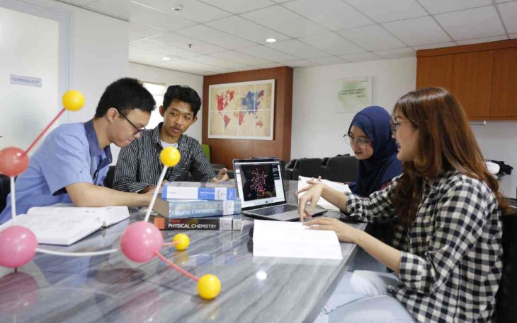 Ilustrasi: Kegiatan Diskusi Mahasiswa di Perpustakaan Universitas Pertamina.