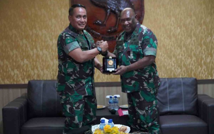 Irjen TNI menerima cenderamata dari Kasdam XVIII/Kasuari