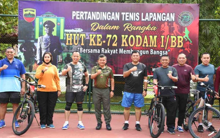Foto bersama Pangdam I/BB bersama pemenang turnamen tenis lapangan