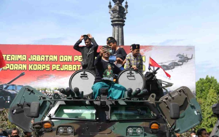 Antusias masyarakat saksikan sertijab pejabat Kodam IX Udayana 