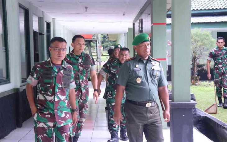 Danyonif Raider 300/Bjw saat mendampingi Dansecapaad tinjau OJT siswa Diktukpa TNI-AD 