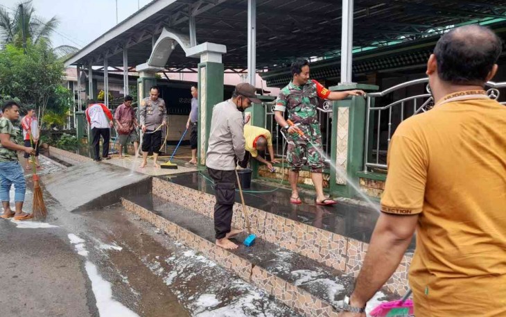 Wujud kebersamaan TNI-POLRI bersihkan sarana ibadah