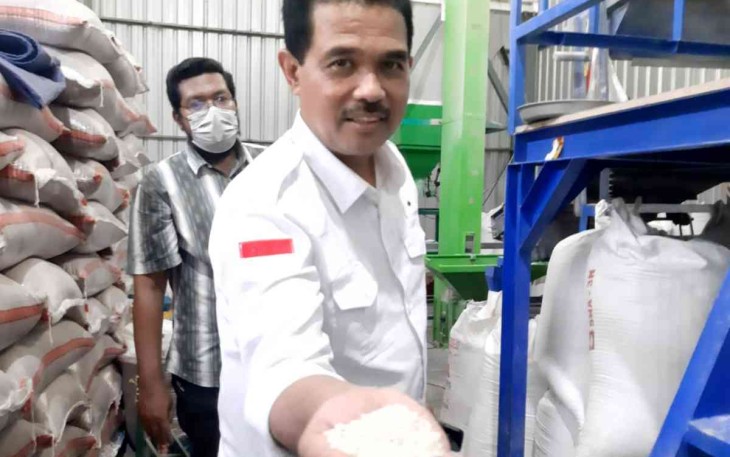 Dirjen Tanaman Pangan Suwandi saat meninjau beras hasil penggilingan padi