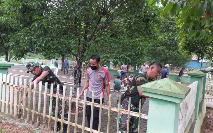 Sinergitas TNI-POLRI bersihkan TMP di desa Teluk Bayur