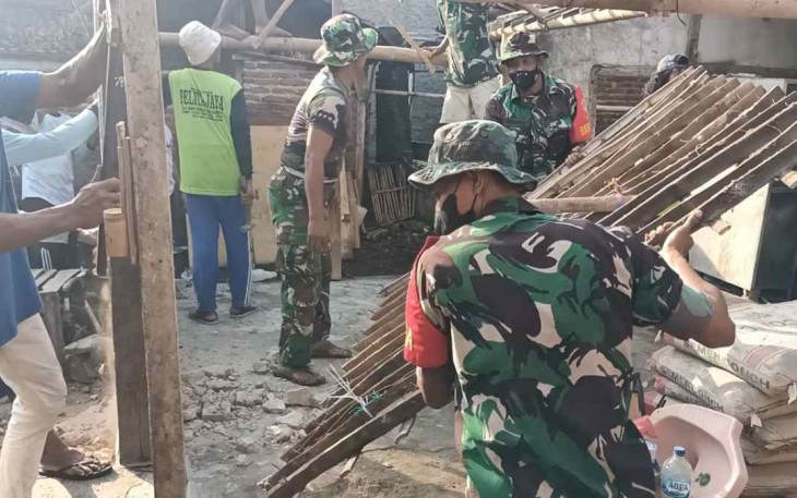 Gotong royong bersama masyarakat membongkar rumah di ds Tepas
