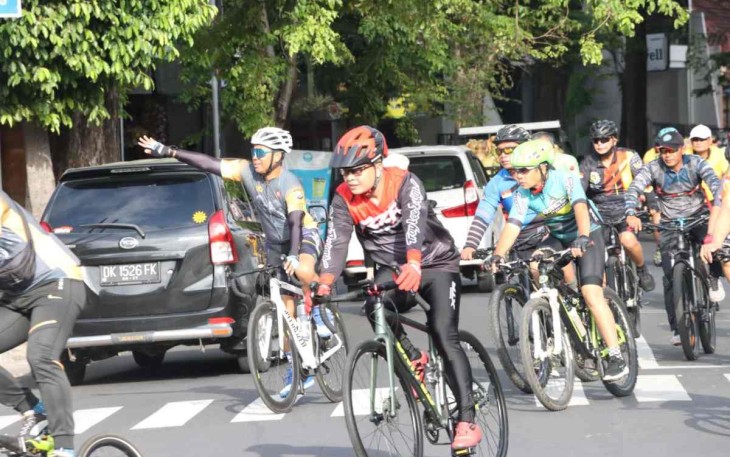 Kapolresta Banyuwangi unjuk kebolehan kayuh sepeda dalam fun bike