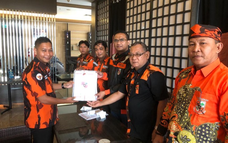 Neko Wesha Pawelloy saat Kembalikan Formulir Bacalon Ketua MPW PP Kepri