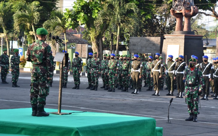 Dandenkesyah 04.04.03 sebagai inspektur upacara mingguan Korem 073/Mkt