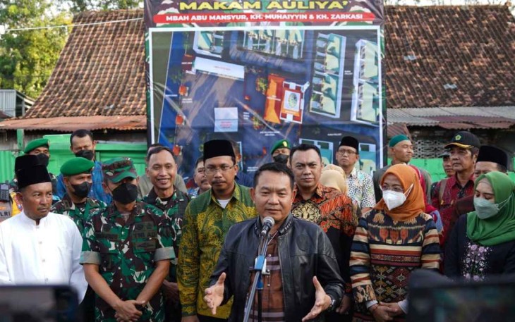 Kasad saat memberikan keterangan di komplek makam keluarga ulama besar Sidoarjo 