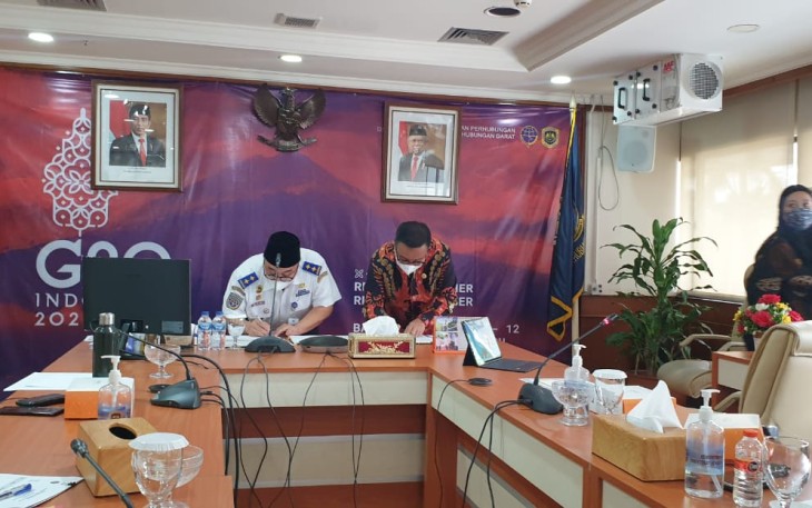 Walikota Bitung Maurits Mantiri bersama Ditjen Perhubungan Darat Kementerian Perhubungan, Marta Hadisarwono saat menandatangani nota kesepakatan
